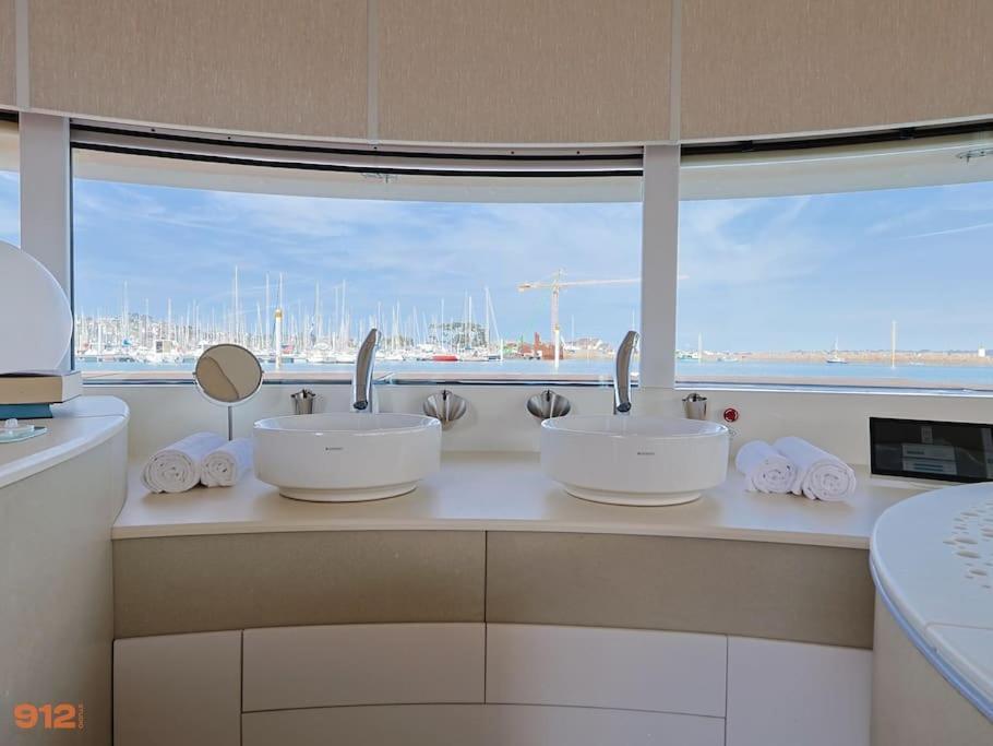 Anthenea Suite Hoteliere Flottante Perros-Guirec Exterior photo