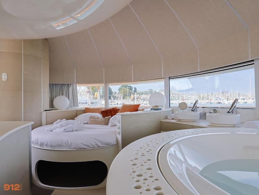 Anthenea Suite Hoteliere Flottante Perros-Guirec Exterior photo