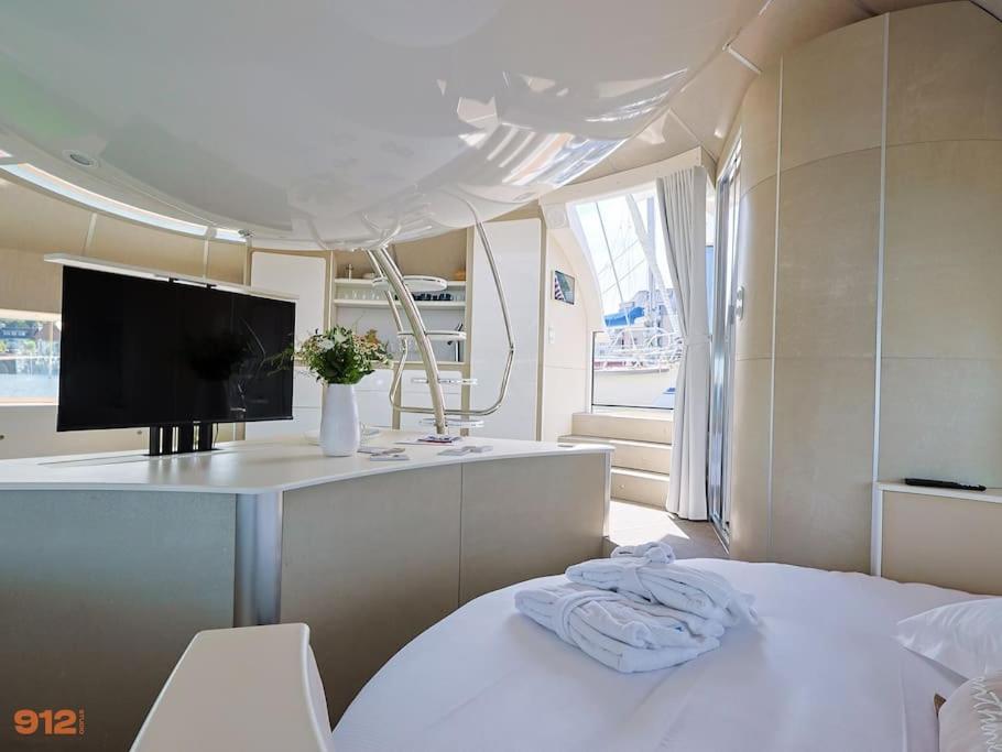 Anthenea Suite Hoteliere Flottante Perros-Guirec Exterior photo
